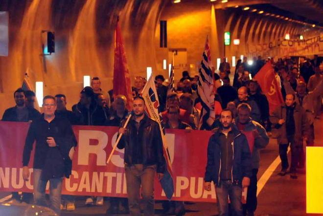 I lavoratori di Nca disperati in corteo nella galleria in festa 