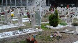 «Chiuse dentro al cimitero ci hanno fatto la multa»