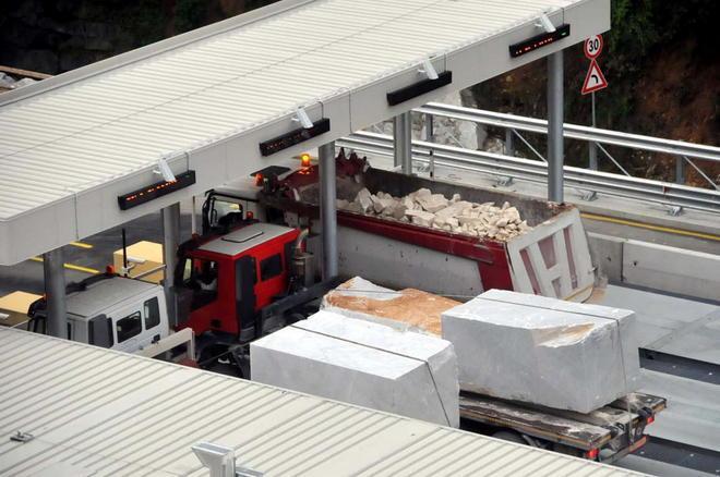 Primo giorno per i camion sulla Strada dei marmi di Carrara 