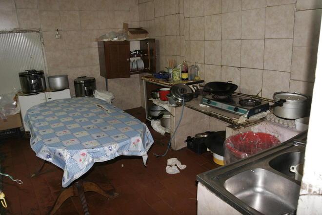 Baraccopoli cinese scoperta al Macrolotto: 18 alloggi fatti di lamiera 