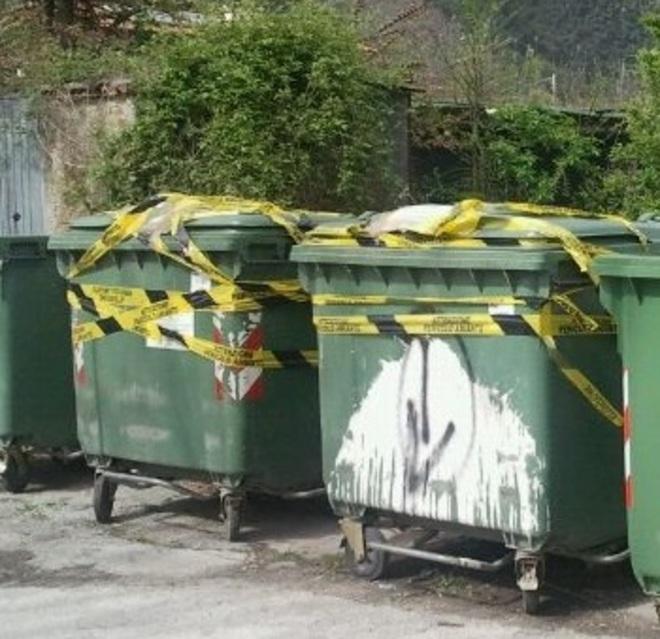 Cassonetti pieni di amianto a Lido di Camaiore