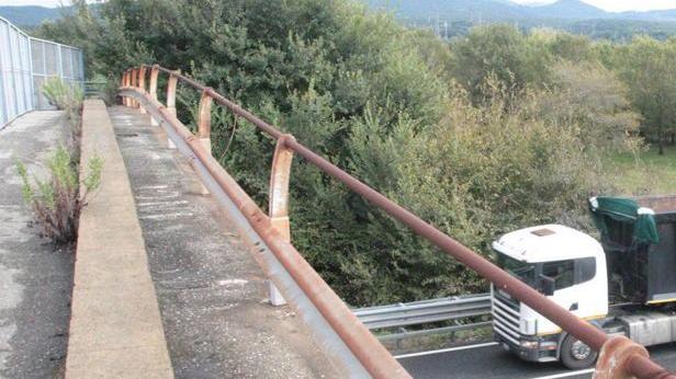 Pestato dal branco fuori dal locale