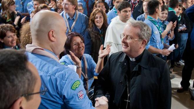 A Cagliari migliaia di giovani salutano il nuovo arcivescovo - Foto - Video