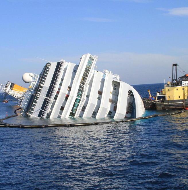 Un grande salvagente e il relitto galleggerà verso la demolizione 