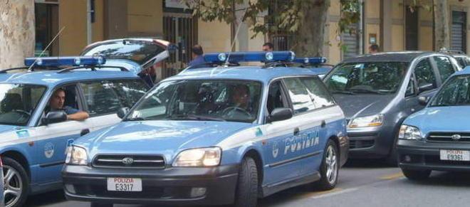 Porta via il figlio da casa e la polizia lo denuncia 