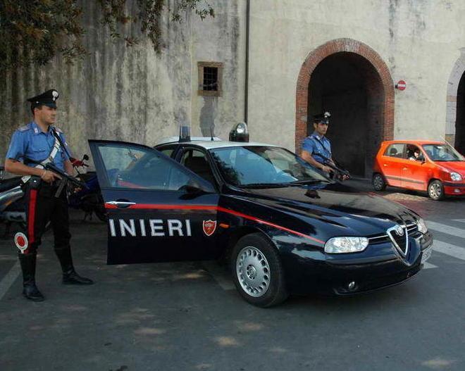 Tenta di rapinare un uomo in strada e poi ci prova in pizzeria, arrestato 