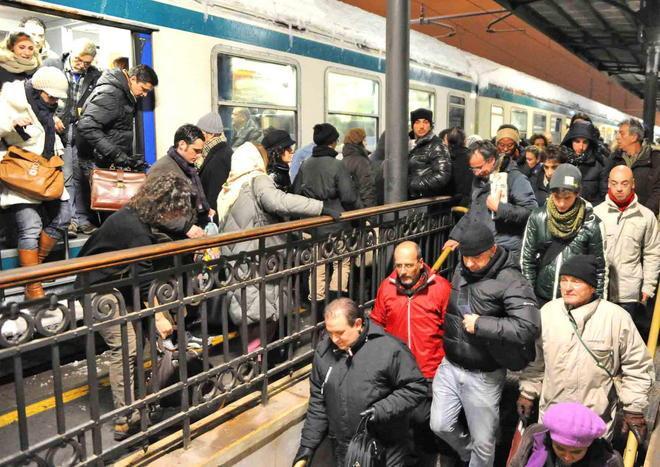 Caro-benzina, assalto al treno e le carrozze scoppiano 