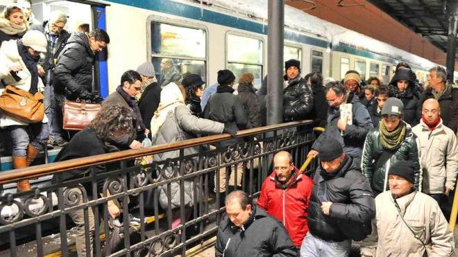 Caro-benzina, assalto al treno e le carrozze scoppiano