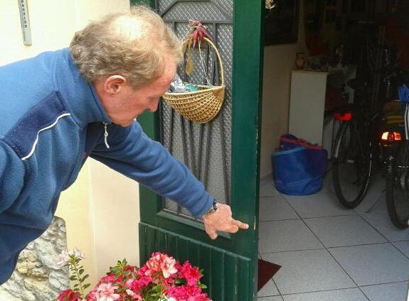 Rubano di giorno oro e gioielli a un ex albergatore 