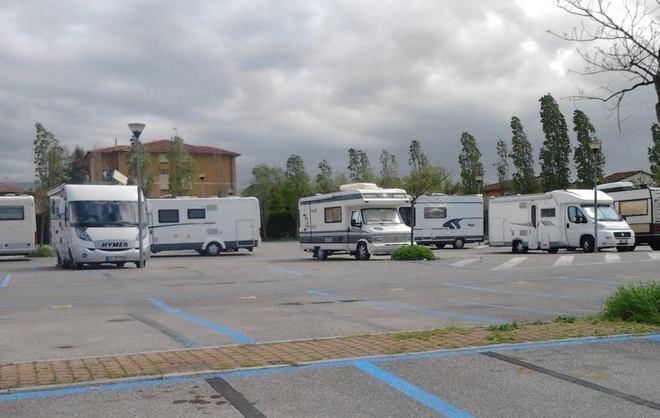 Bancarelle, lavori fermi in via Pietrasantina 