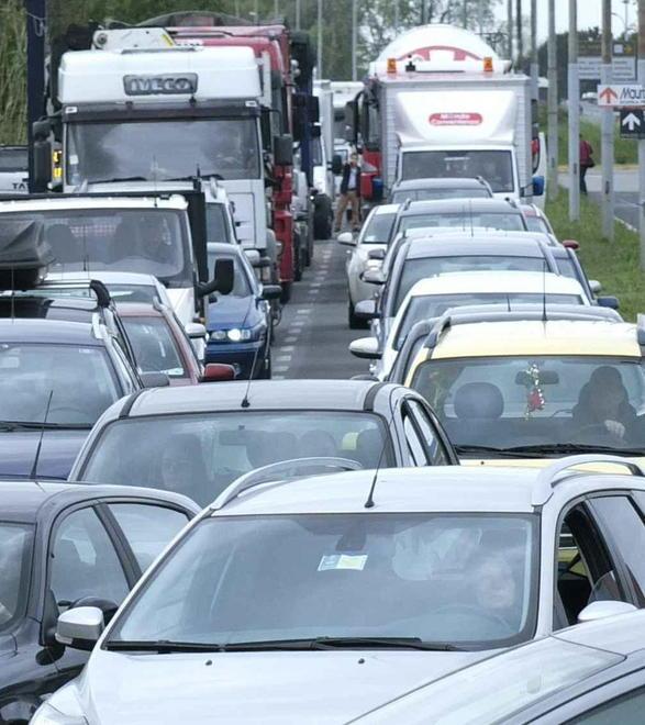 Operai in strada, traffico in tilt 