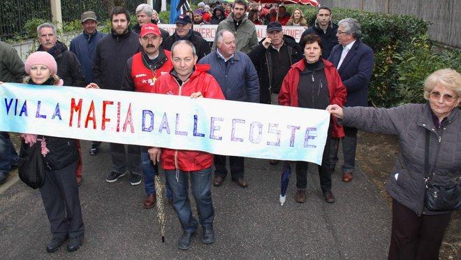 L’incubo della mafia sui bagni «Ci useranno come “lavatrici”» 