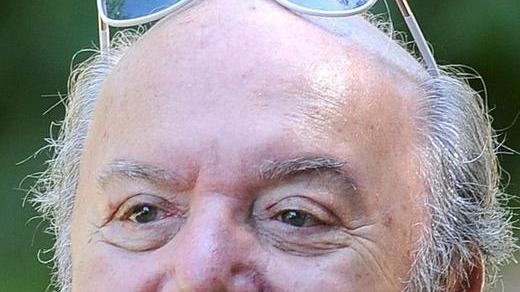 Si sorride spesso ma si ride poco sui vizi della società