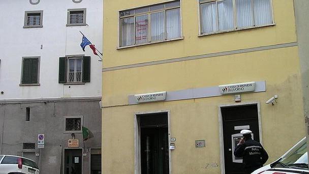 Crolla il pavimento del Mutuo soccorso palazzina inagibile