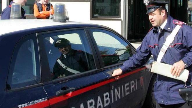Presa a rubare nell’auto: arrestata