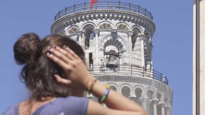 Gli atei contro il suono delle campane e le processioni serali