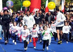 Stracarrarina, festa riuscita: centinaia di bambini alla corsa dello stadio, primo premio alle Figlie di Gesù 