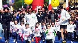 Stracarrarina, festa riuscita: centinaia di bambini alla corsa dello stadio, primo premio alle Figlie di Gesù