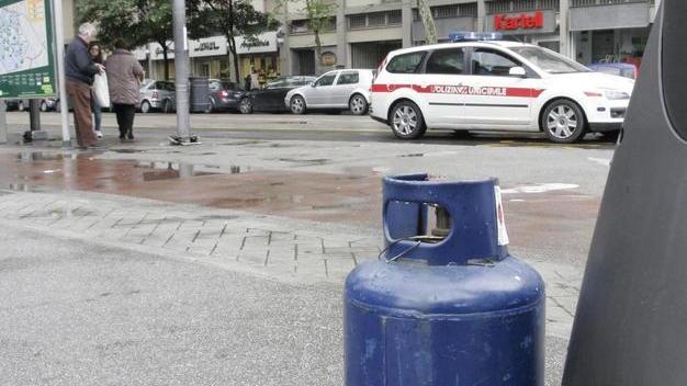 Bombola del gas sul marciapiede