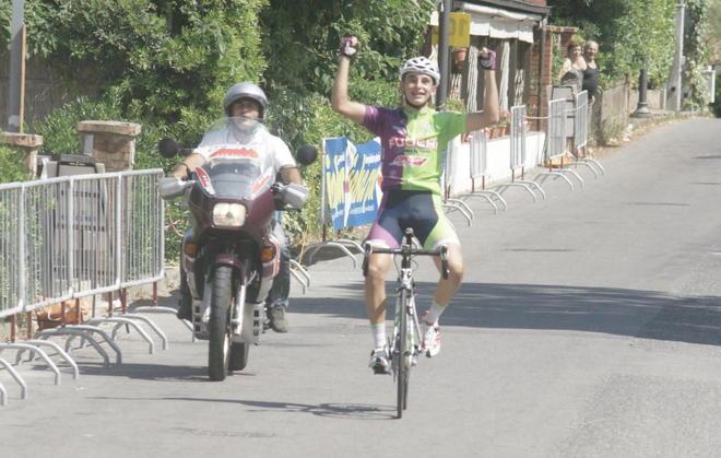 Ciclismo, tris di vittorie in sette giorni per il 17enne Niccolò Pacinotti