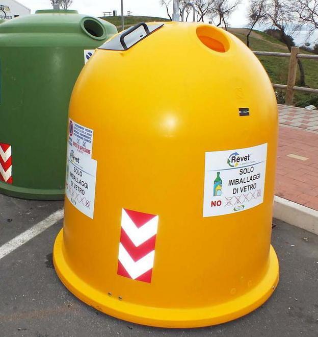  Campane gialle per la raccolta di solo vetro Nuovo orario d’apertura all’isola ecologica