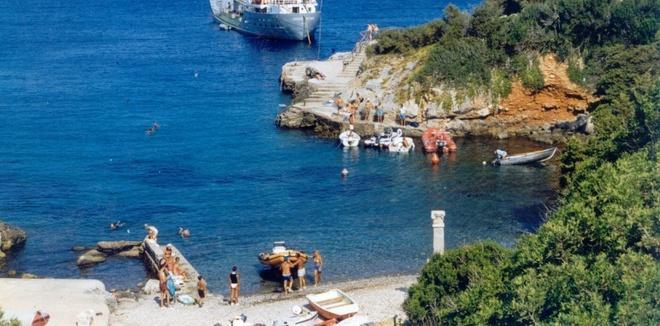 Solo 25 kg di bagaglio l’isola resta senza viveri