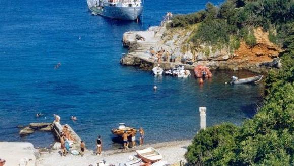 Solo 25 kg di bagaglio l’isola resta senza viveri