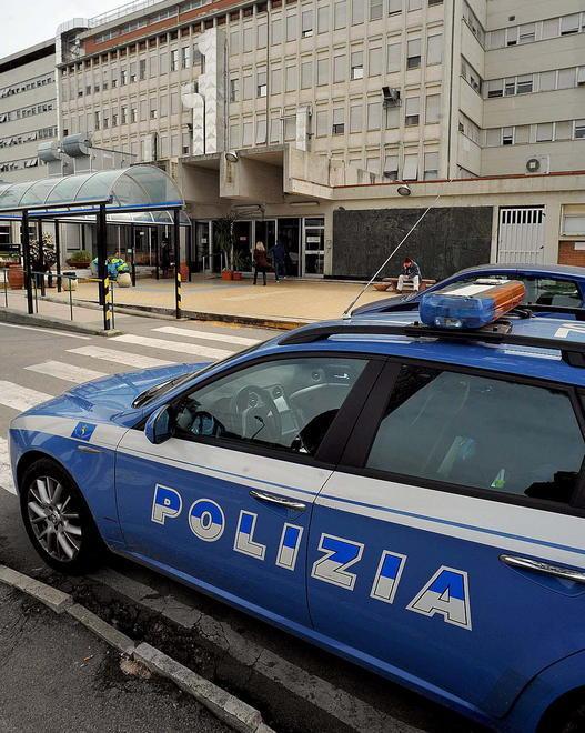 Spacca il vetro di un’auto con 2 a bordo: denunciato