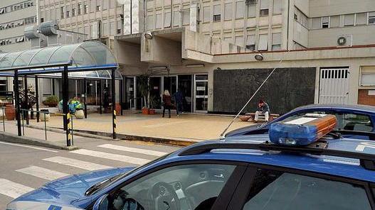 Spacca il vetro di un’auto con 2 a bordo: denunciato