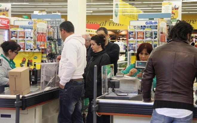 I supermercati aperti di festa accontentano clienti e lavoratori