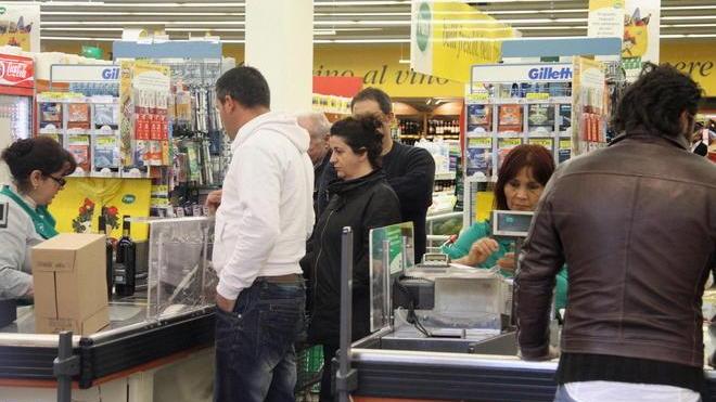 I supermercati aperti di festa accontentano clienti e lavoratori