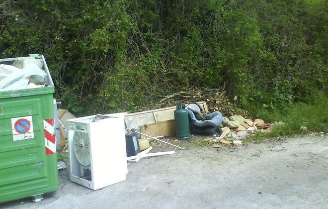 Cimitero “assediato” da camion e rifiuti 