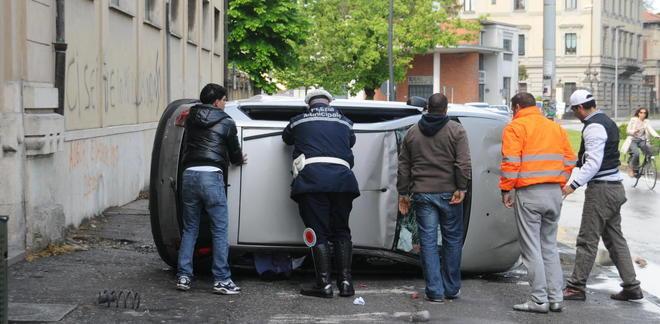 Auto si ribalta, un ferito 