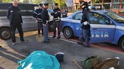 Cade e batte la testa trovato morto per strada