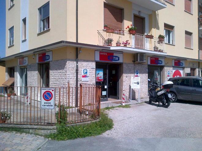 La banda dei cellulari colpisce al centro Tim di viale Castracani 