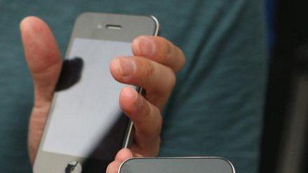Regala alla fidanzata l’iPhone rubato l’estate scorsa in spiaggia