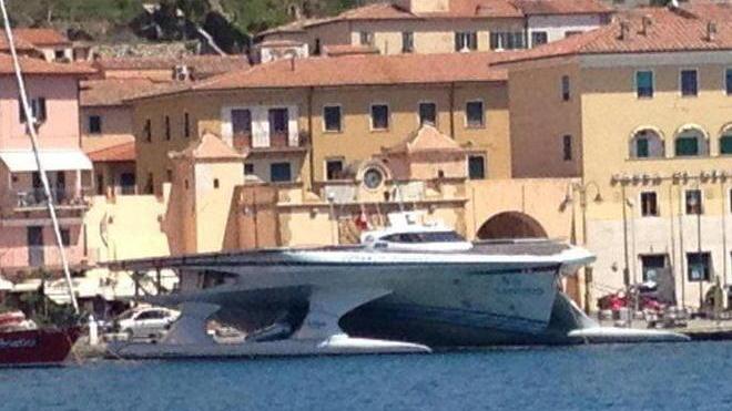 In Darsena a Portoferraio c'è Il “Turanor Planet Solar”