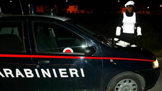 Armato di pistola, rapina la farmacia