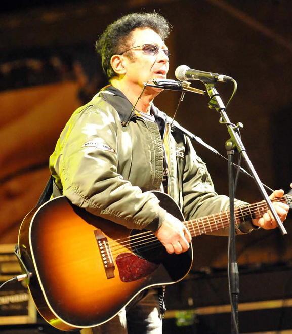 Piazza Verdi gremita per il concerto gratuito di Bennato