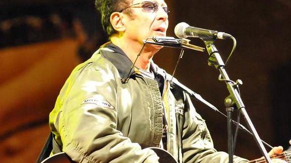 Piazza Verdi gremita per il concerto gratuito di Bennato