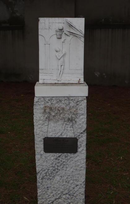 Paura alla Stracarrarina, statua cade su un bimbo 