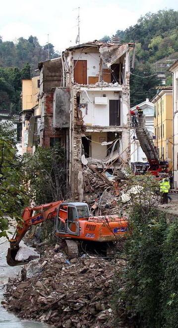 Palazzina crollata, coinvolti nel giudizio il Comune e le ditte 