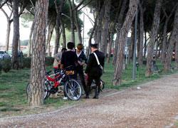 Maxi rissa in piazza, due gruppi di cinesi si erano affrontati con asce e coltelli, quattro i feriti 