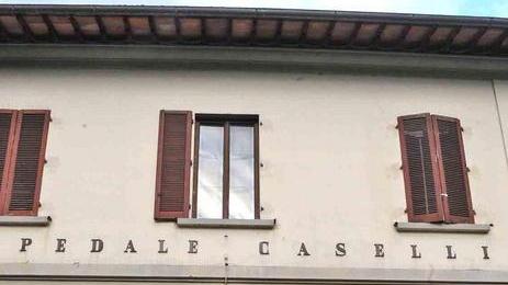 Infiltrazioni d’acqua finestre e tubi rotti il Caselli cade a pezzi