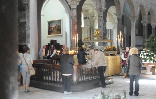 Omaggio dei fedeli a S. Zita nella chiesa di San Frediano