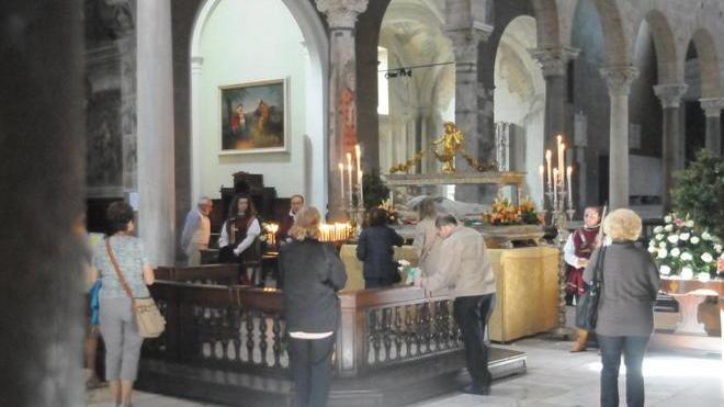 Omaggio dei fedeli a S. Zita nella chiesa di San Frediano