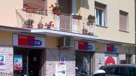 Svaligiato un centro Tim Via telefoni e smartphone
