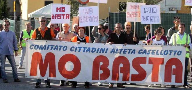 Blocco stradale per avere il sottopasso