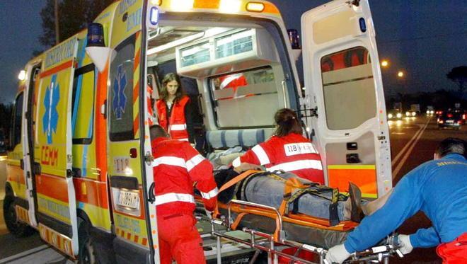 Ragazzina vola giù dal tetto il fidanzato riesce a salvarla 