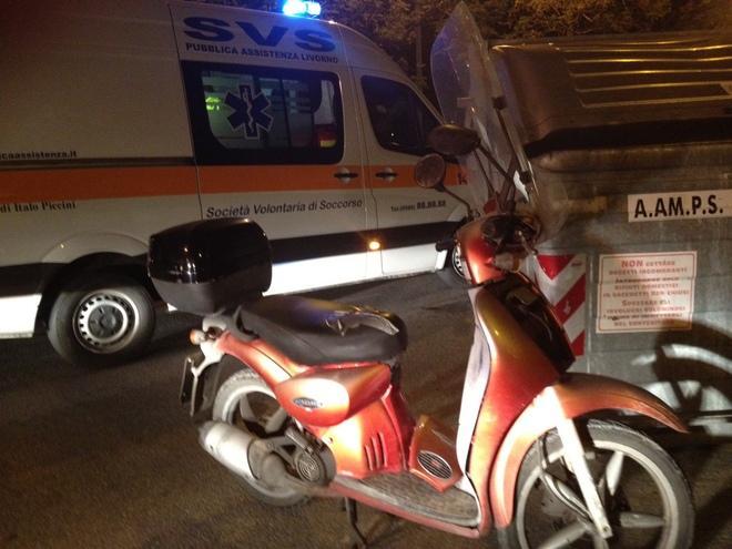 Con lo scooter contro un cassonetto 